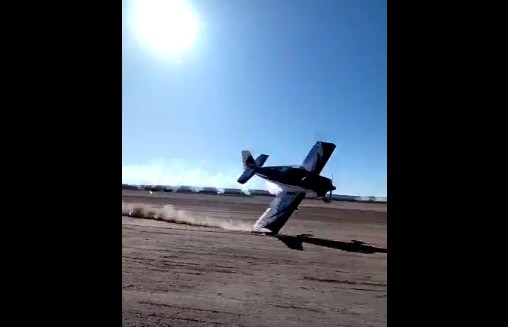 Una Avioneta Que Hac A Acrobacias Choc Un Ala Contra El Suelo A Metros