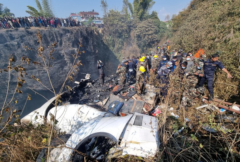 Impresionante caída de un avión con 72 personas a bordo en Nepal: una argentina viajaba en la aeronave