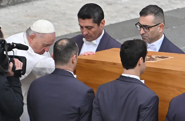 En un funeral encabezado por Francisco, miles de fieles despidieron a Benedicto XVI en la plaza de San Pedro